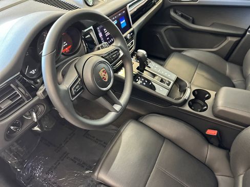 Certified 2025 Porsche Macan AWD/4WD image 4