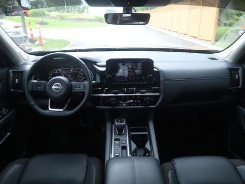 Certified 2025 Nissan Pathfinder SL w/ SL Premium Package FWD image 6
