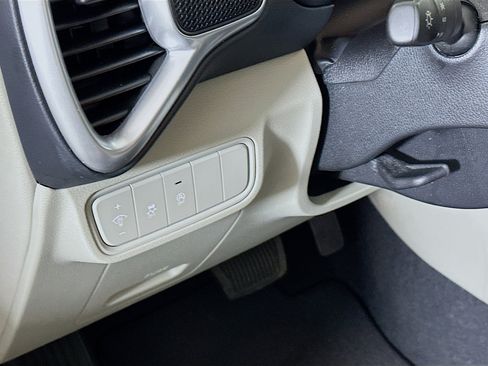Used 2025 Kia Soul LX w/ LX Technology Package FWD image 17