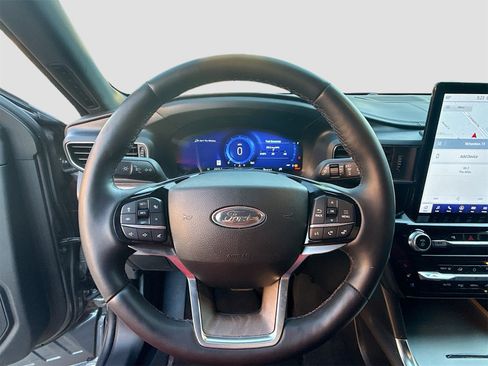 Used 2023 Ford Explorer Platinum w/ Technology Package image 11