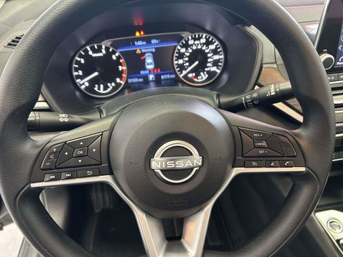 Used 2025 Nissan Altima 2.5 SV FWD image 17