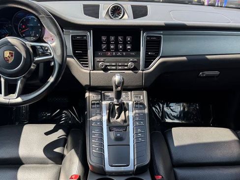 Used 2018 Porsche Macan Turbo AWD/4WD image 29