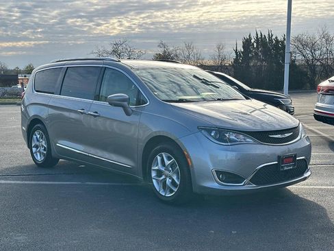 Used 2020 Chrysler Pacifica Touring-L Plus w/ Tire & Wheel Group image 3