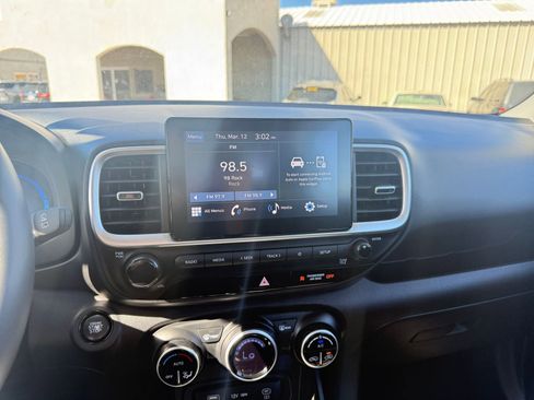Used 2025 Hyundai Venue SEL image 17