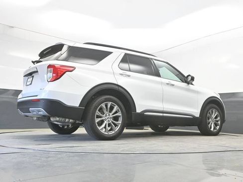 Used 2022 Ford Explorer XLT w/ Equipment Group 202A AWD/4WD image 31