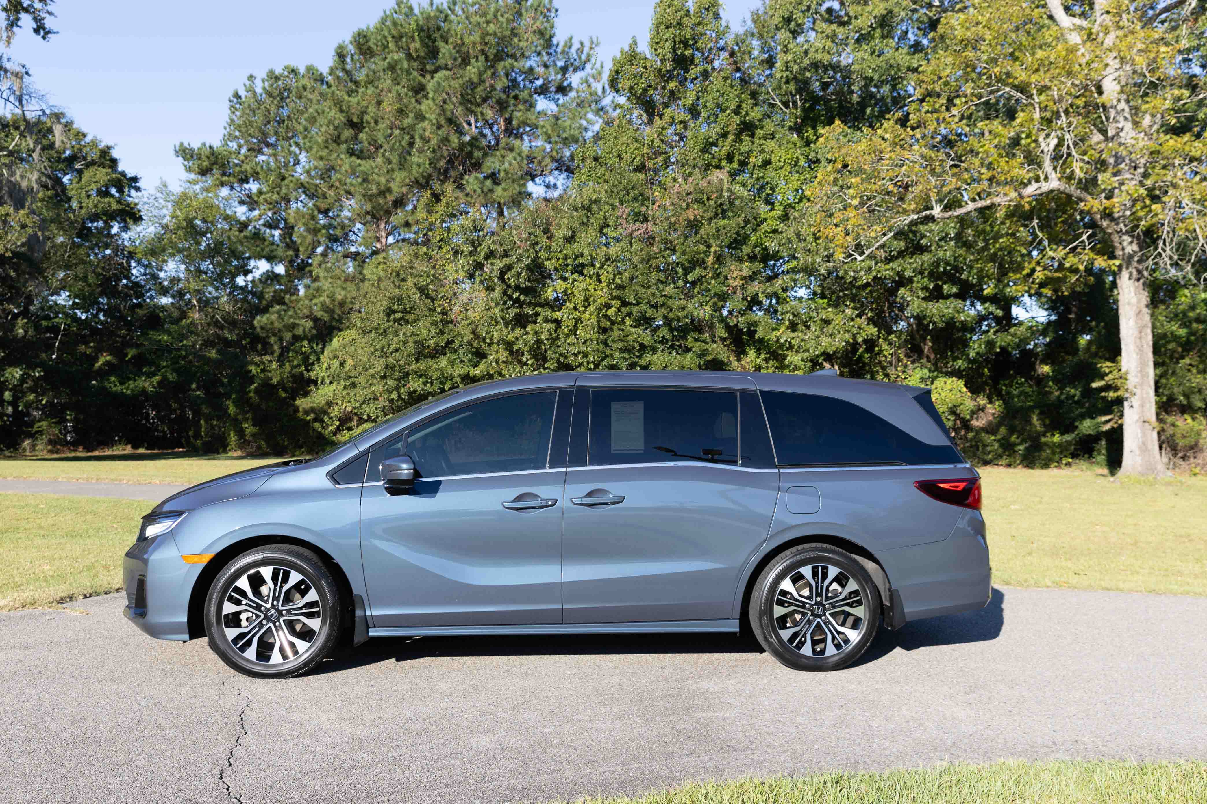Used 2025 Honda Odyssey Elite image 2