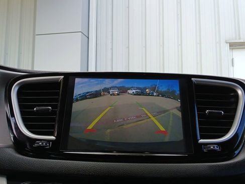 Used 2024 Chrysler Pacifica Touring-L image 15