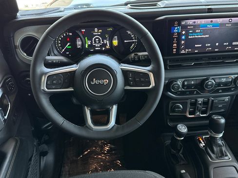Used 2025 Jeep Wrangler Unlimited Sahara AWD/4WD image 17