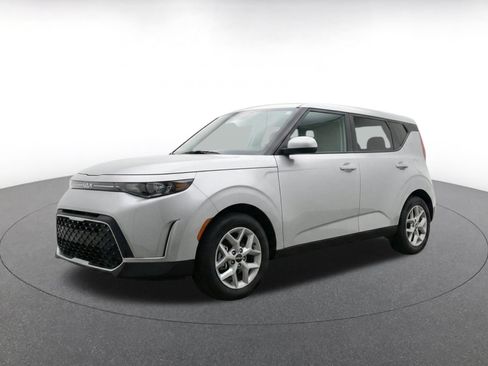 Used 2025 Kia Soul LX w/ LX Technology Package FWD image 3