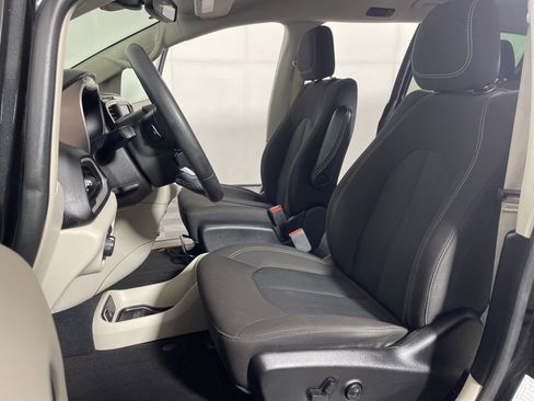 Used 2023 Chrysler Voyager LX image 10