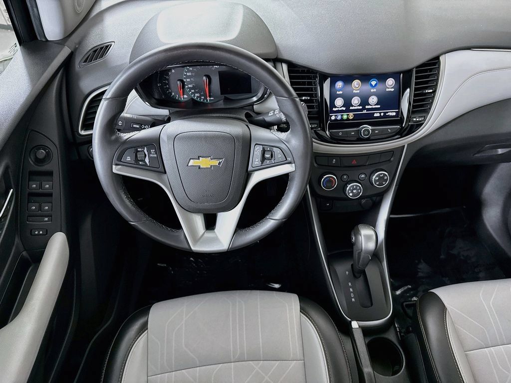 Used 2020 Chevrolet Trax LT w/ LT Convenience Package FWD image 3