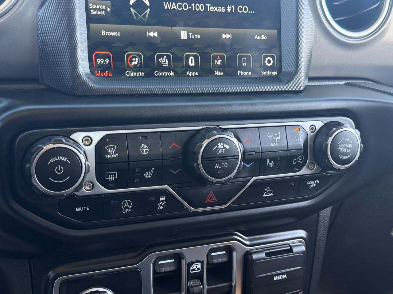 Used 2022 Jeep Gladiator Rubicon w/ Cold Weather Group AWD/4WD image 27