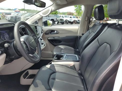 Used 2024 Chrysler Pacifica Touring-L FWD image 7