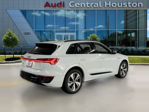 Used 2024 Audi Q8 e-tron Premium image 8