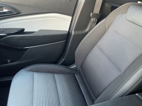 Used 2025 Chevrolet Trax LT w/ LT Convenience Package image 29