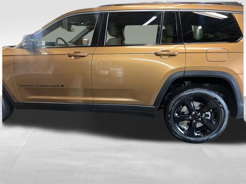 New 2026 Jeep Grand Cherokee L Limited w/ Limited Altitude Package AWD/4WD image 17