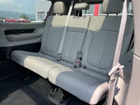Used 2023 Jeep Wagoneer L Series III w/ Premium Group I AWD/4WD image 13