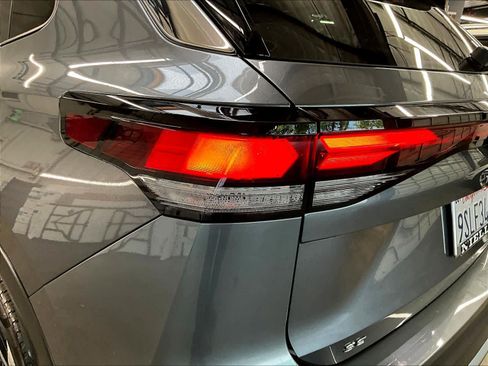 Used 2025 Volkswagen Tiguan SE w/ Panoramic Sunroof Package image 32