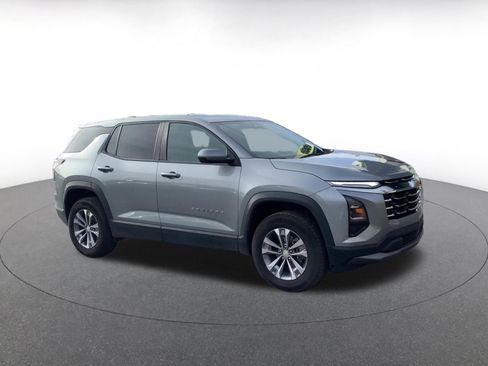 Used 2025 Chevrolet Equinox LT image 2