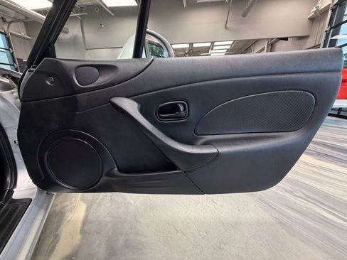 Used 2001 MAZDA MX-5 Miata RWD image 32