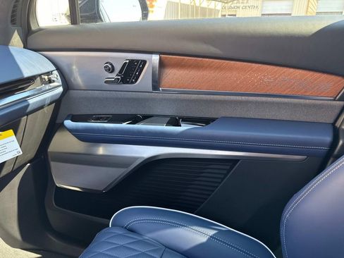 New 2026 Cadillac Vistiq Premium Luxury w/ LPO, Floor Liner Package image 21