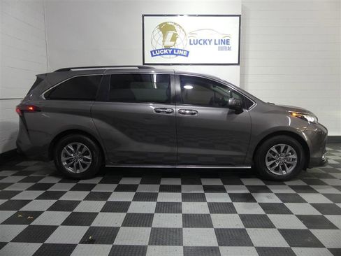 Used 2023 Toyota Sienna XLE w/ XLE Plus Package image 6