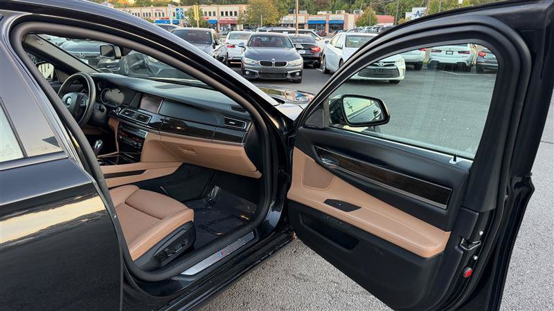 Used 2015 BMW 750i xDrive AWD/4WD image 36