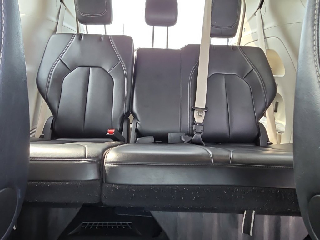 Used 2024 Chrysler Pacifica Touring-L FWD image 12