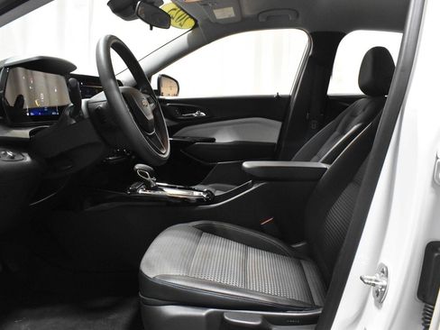 Used 2025 Chevrolet Trax LT FWD image 3