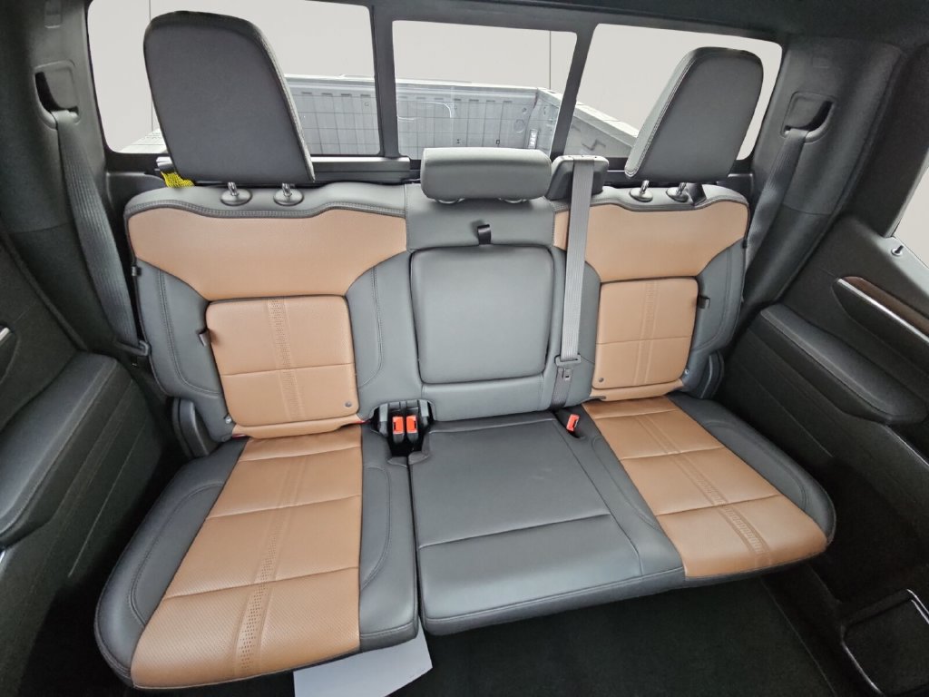Certified 2025 Chevrolet Silverado 1500 High Country w/ High Country Premium Package AWD/4WD image 17