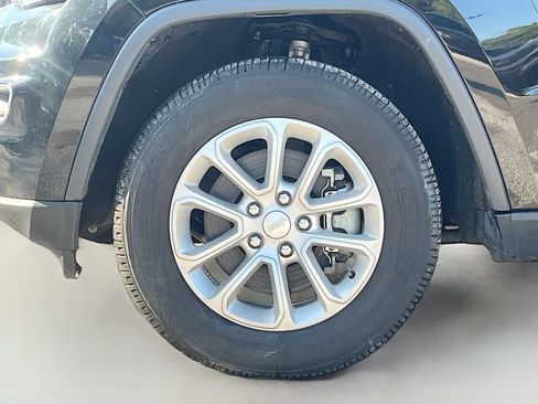 Used 2022 Jeep Grand Cherokee Laredo X AWD/4WD image 30