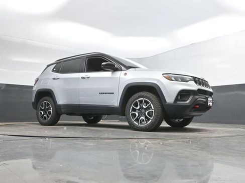 Used 2025 Jeep Compass Trailhawk AWD/4WD image 47