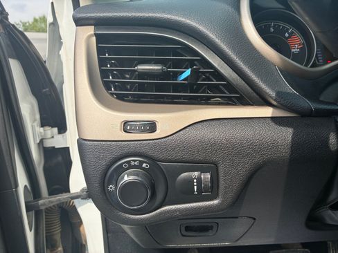 Used 2017 Jeep Cherokee Sport FWD image 23