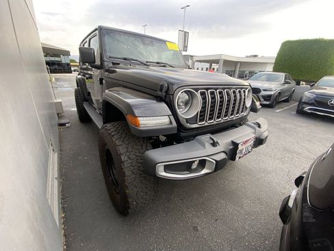 Used 2024 Jeep Wrangler Unlimited Sahara w/ Technology Group AWD/4WD image 2