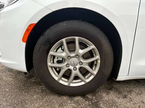 Used 2026 Chrysler Pacifica Select image 14