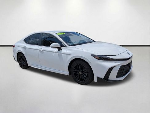 Used 2025 Toyota Camry SE FWD image 1