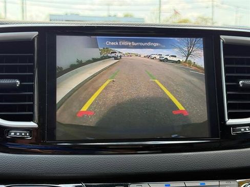 Certified 2023 Chrysler Pacifica Touring-L image 18