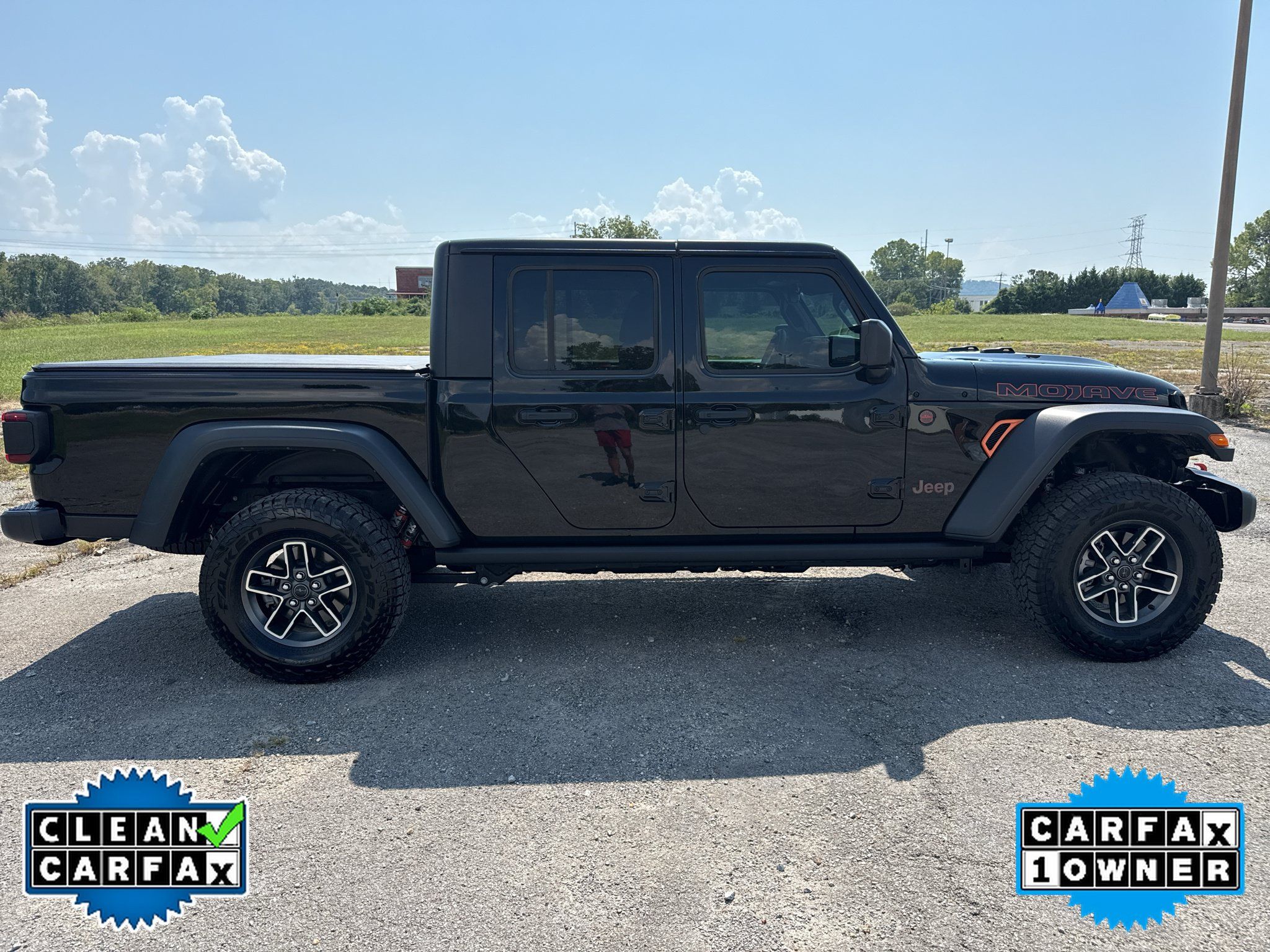 Used 2025 Jeep Gladiator Mojave AWD/4WD image 2