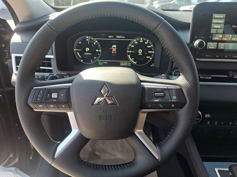 New 2025 Mitsubishi Outlander SE image 11