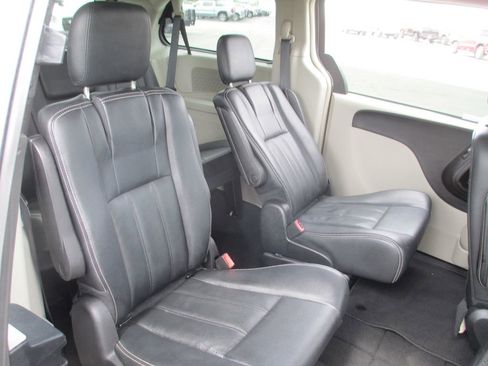 Used 2016 Chrysler Town & Country Touring image 24