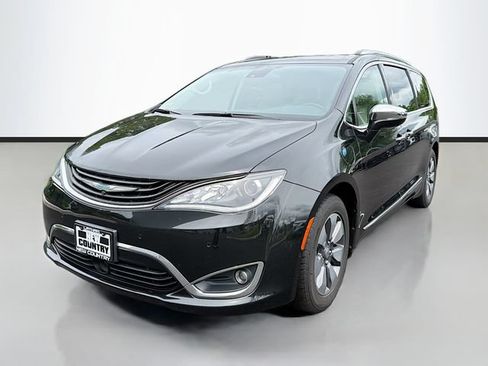 Used 2017 Chrysler Pacifica Platinum FWD image 3