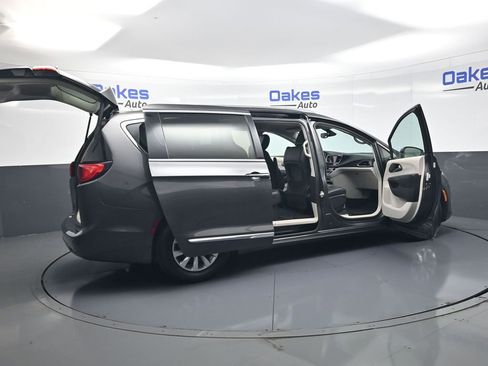 Used 2019 Chrysler Pacifica Touring-L FWD image 54