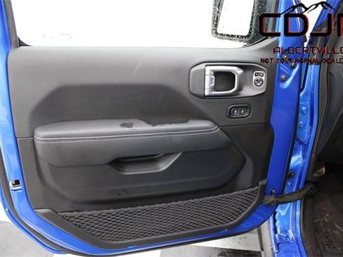 Used 2023 Jeep Gladiator Rubicon w/ Cold Weather Group image 13