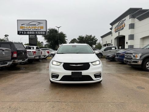 Used 2023 Chrysler Pacifica Touring-L FWD image 38