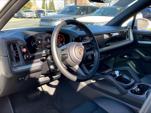 Used 2024 Porsche Cayenne AWD/4WD image 16
