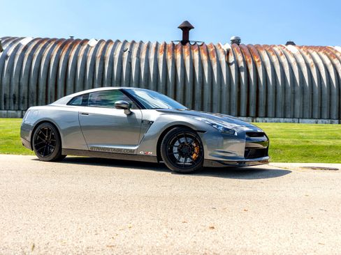 Used 2009 Nissan GT-R Premium image 2