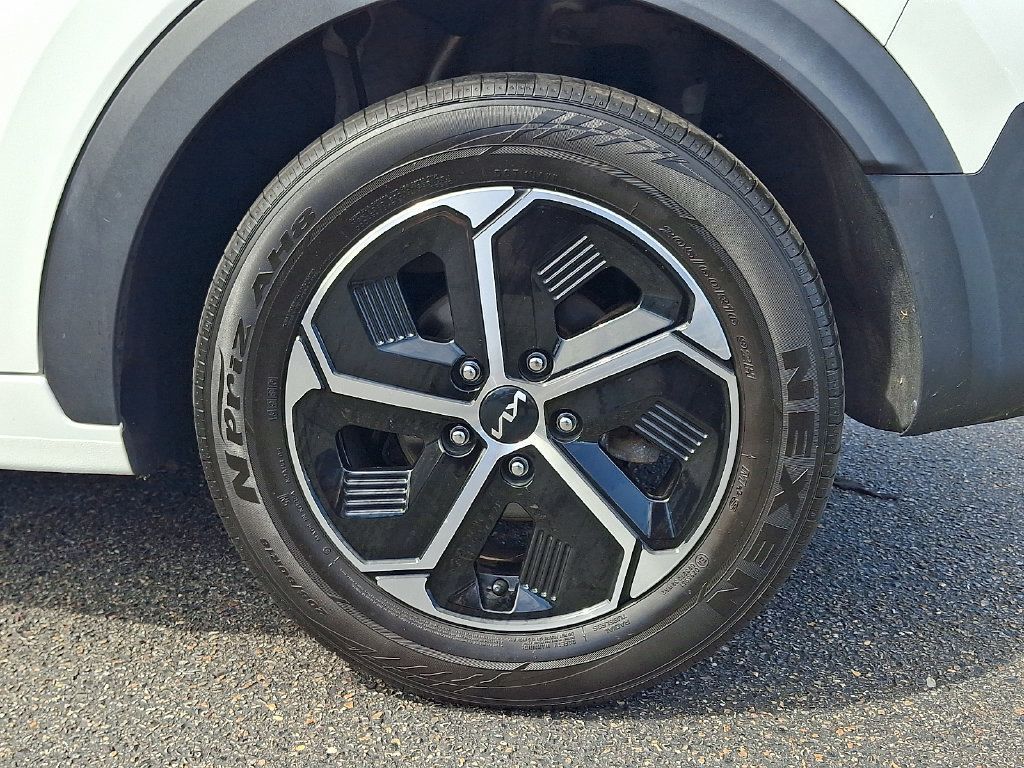 Certified 2023 Kia Niro EX FWD image 10