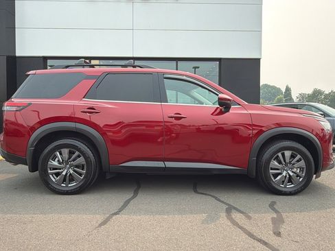 Used 2024 Nissan Pathfinder SV AWD/4WD image 3