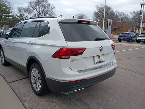 Used 2018 Volkswagen Tiguan SE w/ Panoramic Sunroof Package image 4