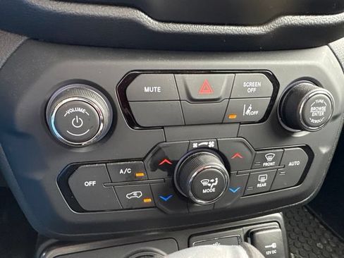 Used 2023 Jeep Renegade Altitude w/ Convenience Group I AWD/4WD image 10